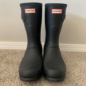 Hunter women’s short matte black rain boots size 10
